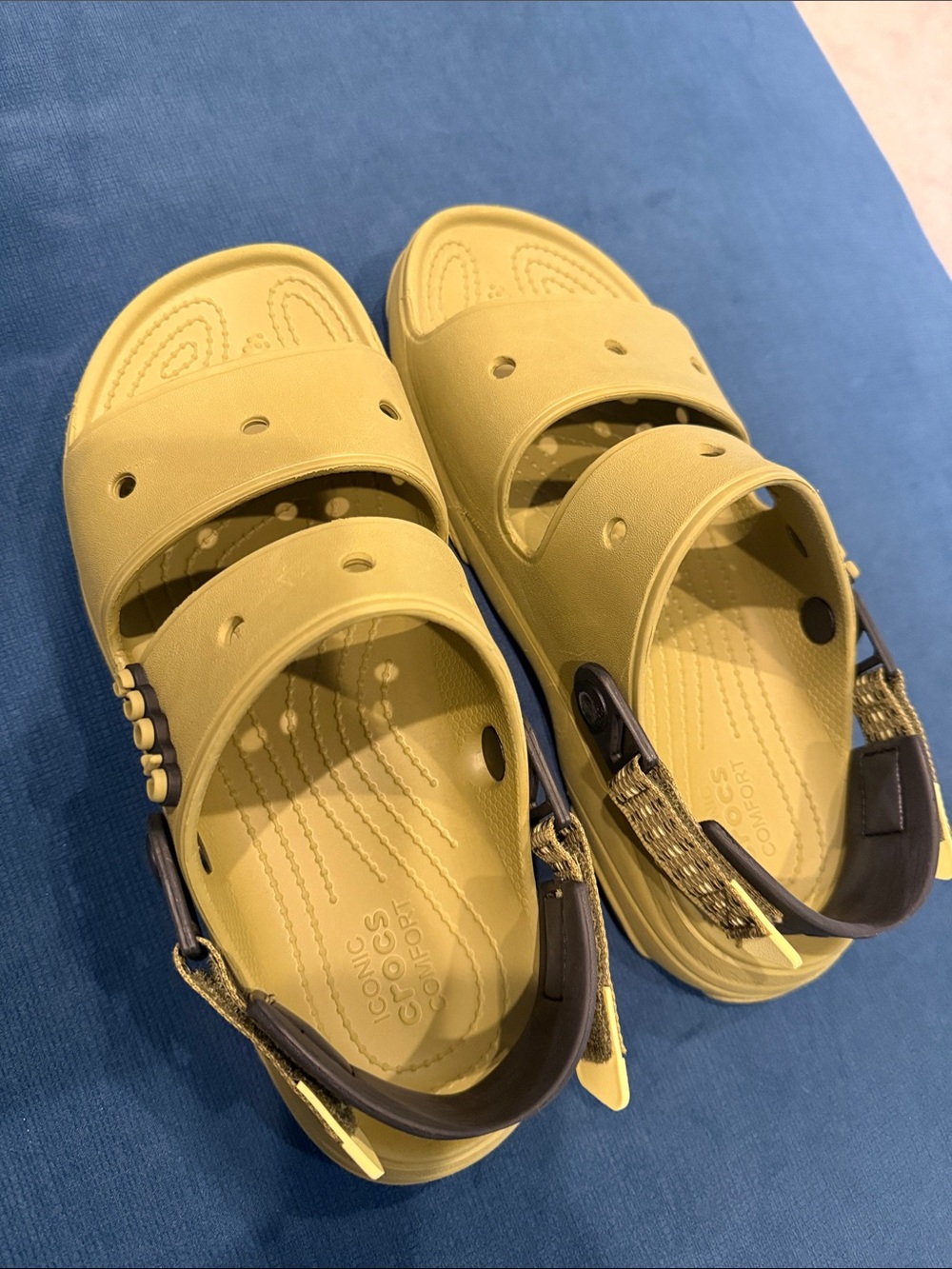 CROCS men’s size 10 Slide Sandal in army green with black and yellow  Accents